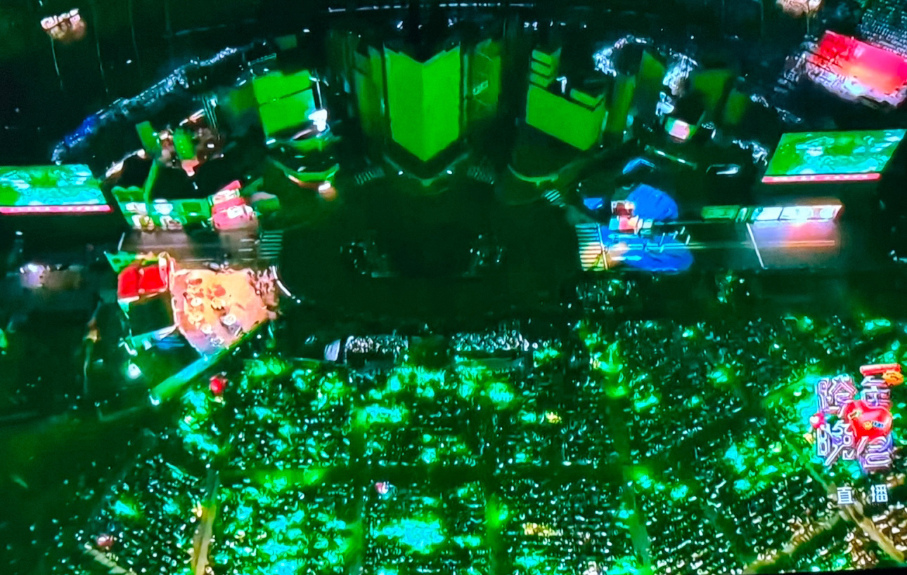 湖南卫视跨年晚会现场好绿啊[doge]王源 王一博 杨幂的应援色都是绿色呢[打c