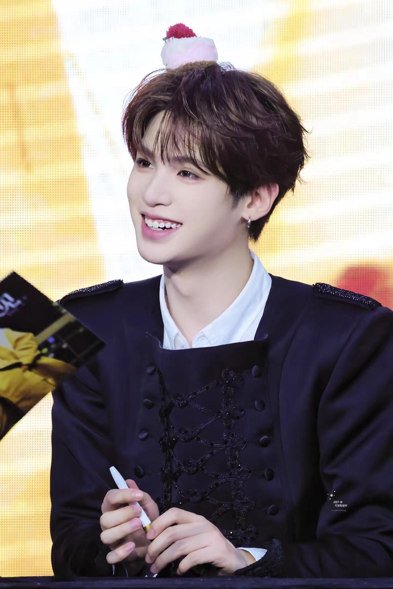 隔壁班转来了个正太。黄明昊 黄明昊Justin 黄明昊签售 @黄明昊Justin