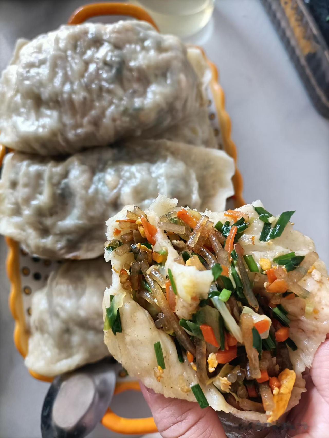 知道这叫什么饭吗？我们山东叫菜龙。
全黑麦面制作而成，里面加上胡萝卜，刚白菜，葱