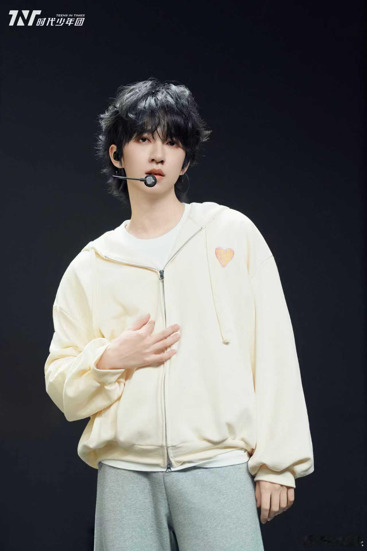 贺峻霖爱你爱我联排花絮来啦，妹妹头造型好精致呀，期待小贺哥哥的演唱会舞台啦~ 