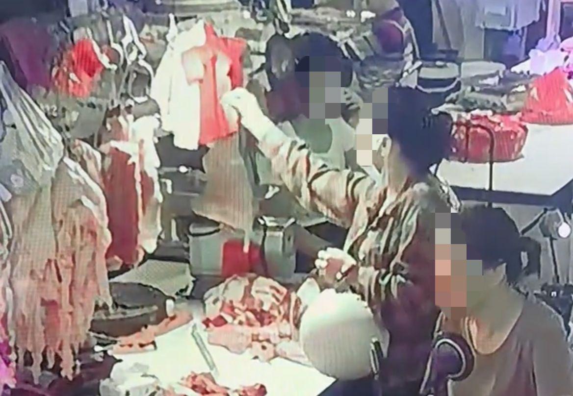 【玉林一阿姨骑电车拿头盔作掩护偷排骨】

近日，网友爆料称：玉林的一阿姨骑电动车