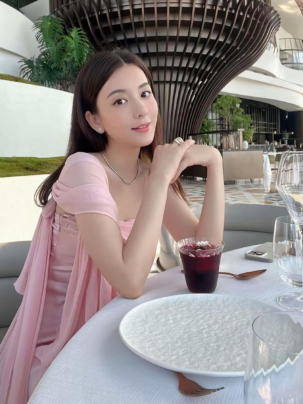 现在最后悔的人，
估计就是郭富城的老婆方媛了了，
不是因为她和郭富城有什么感情问