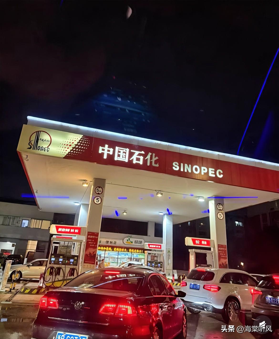 4月12号晚上，
看着加油站那条长龙，我突然觉得挺有意思。

      油价涨