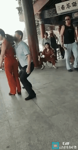 大叔正在公园里和大姐翩翩起舞，不料大叔突发疾病，重重摔倒在地。周围群众立刻上前，