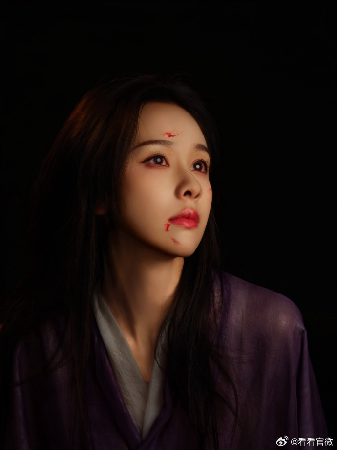 陈都灵美人如玉剑如虹陈都灵紫色楚朝似仙似鬼陈都灵紫纱漾开涟漪，剑光斩破阴霾，陈都