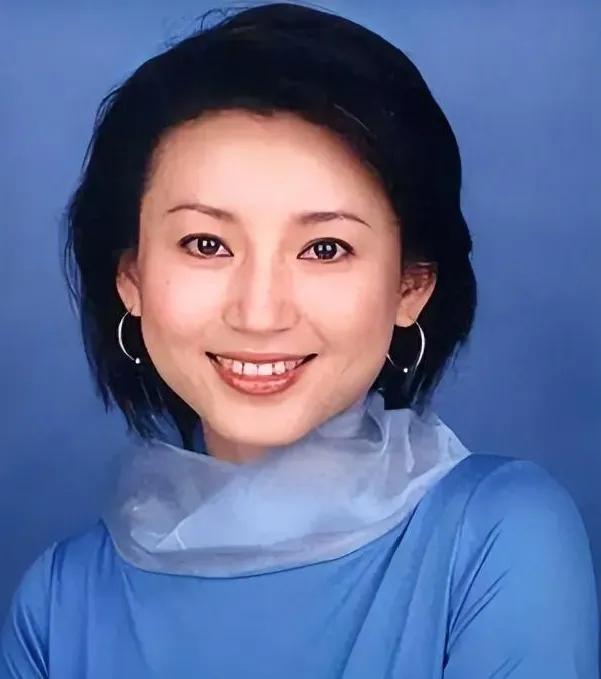 当年，她最火的时候，可以说好多一流明星主持人都无法抵挡，大家就是喜欢她聪明睿智风