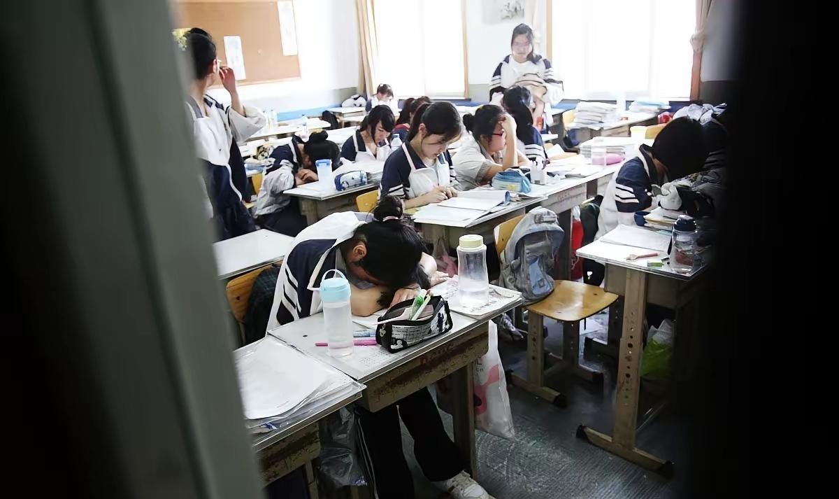 近期下乡调研，一位老教研员，介绍乡村教育现状。她说，现在乡村孩子，多数日留守儿童