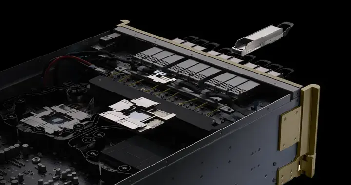 AI算力扩容的新瓶颈竟是铜缆，英伟达押注光互连