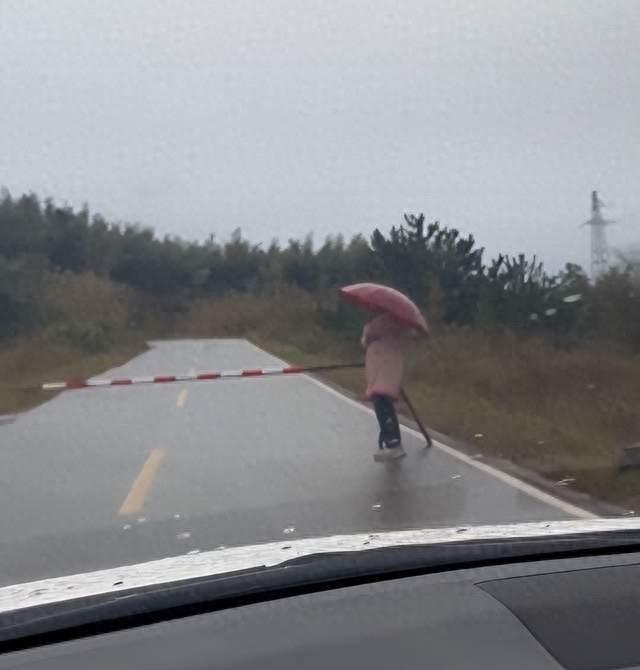 游客荒地停车被收百元，多部门互踢皮球，谁来管这地。
2025年10月30日，杭州