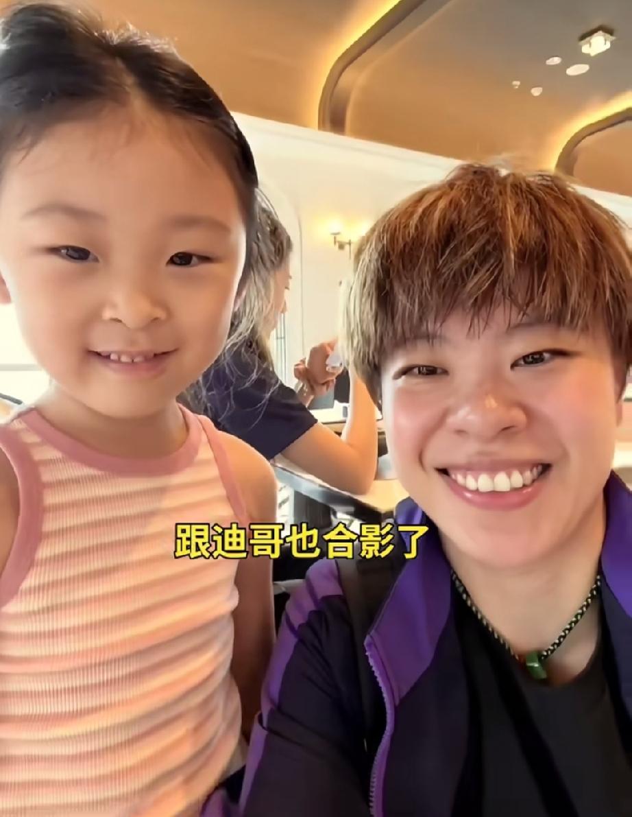 王楚钦主管教练孙逊指导妻子晒出女儿来到大连与参加乒超联赛的国乒运动员合影集锦！其