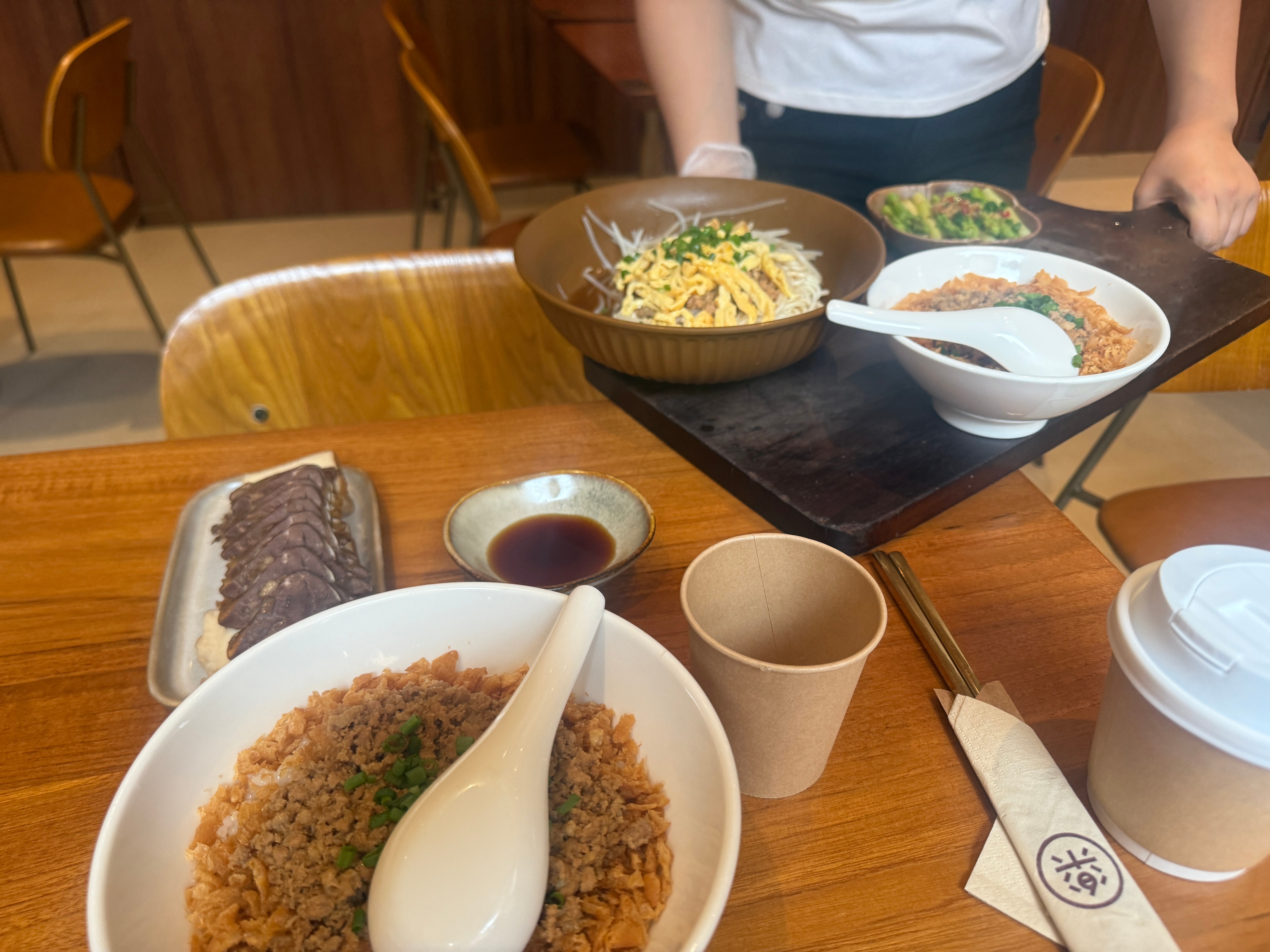 这么好的地段才卖10块钱一碗的糯米饭 每次来吃也没有几个人 千万不要倒闭啊啊啊啊