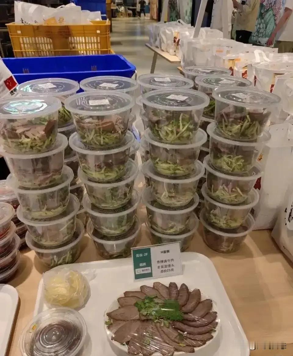华为员工晒出华为的夜宵，各种水果凉菜饮料，随便吃，随便喝，看着我都饿了，大公司就