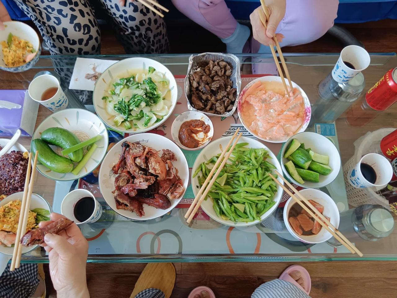五一小假期，姐姐们来燕郊和我小聚，我们一起做饭，一起说说笑笑，饭桌上聊着家长里短