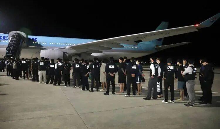 柬埔寨遣返64名韩国诈骗嫌疑人 柬埔寨移民部门驱逐了64名涉嫌参与网络诈骗犯罪活