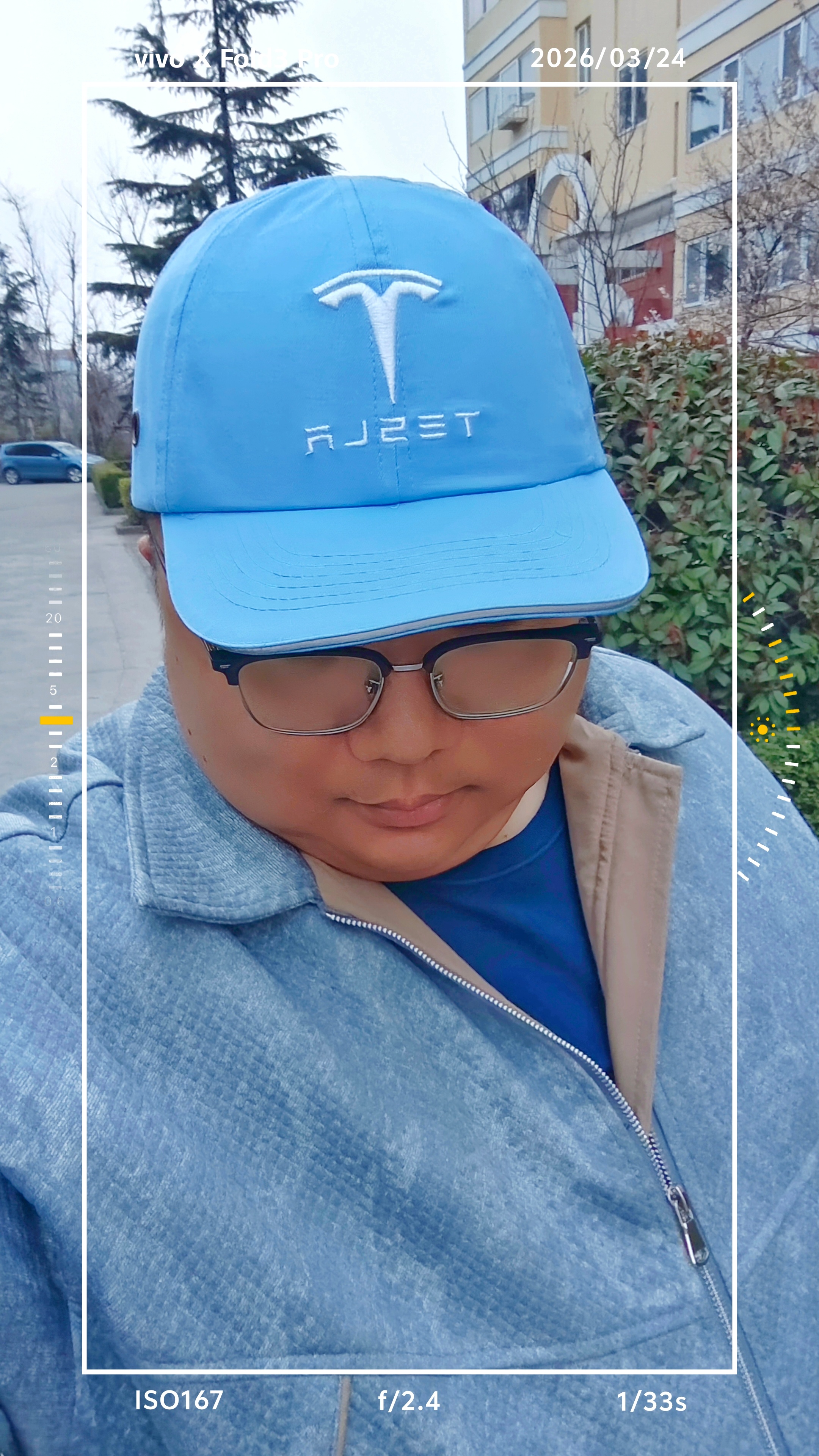 不错不错，我这个大脑袋，特斯拉的帽子竟然还能戴上，挺合适的 