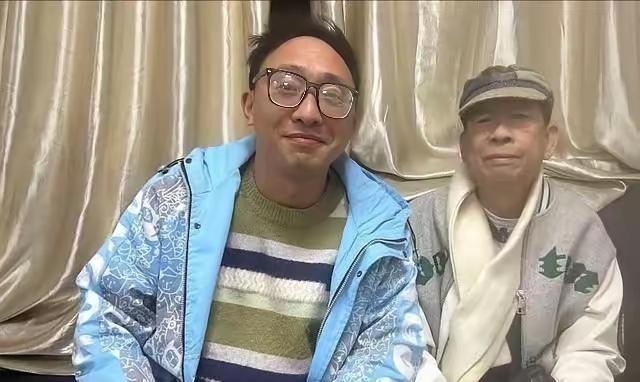 这个男子是黎彼得的儿子，香港出来了名的宅男。
几十岁的人了一直在家里玩游戏，啃老