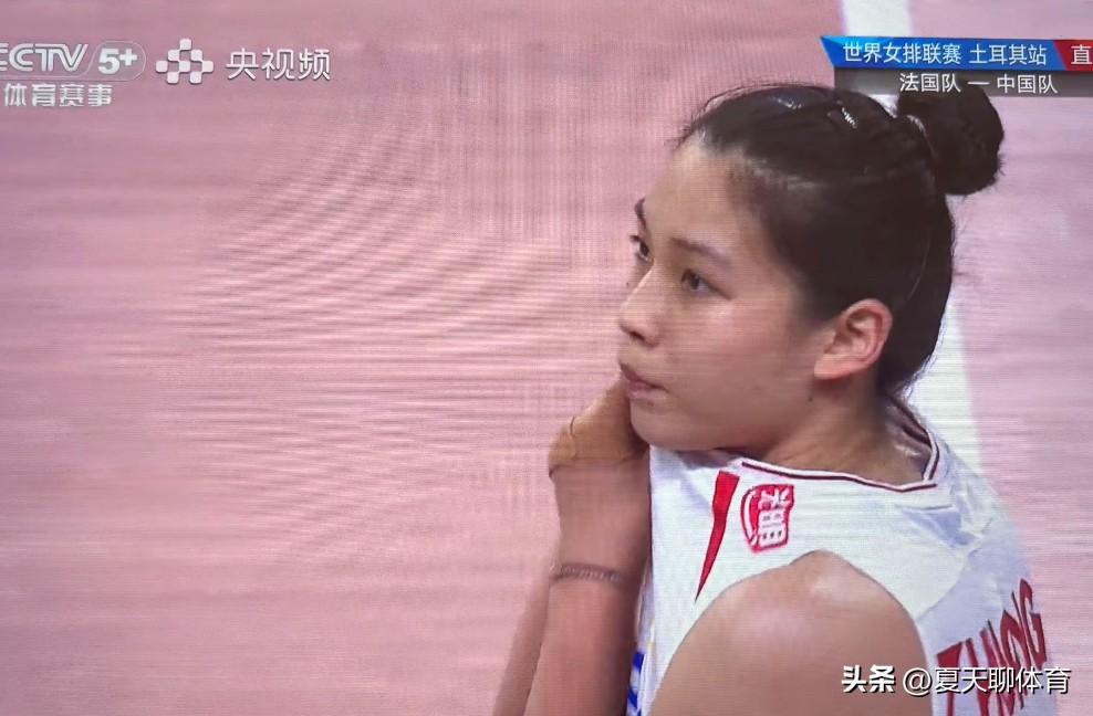 中国女排忙前忙后还要背负骂名的劳模主攻庄宇珊场上队员都能换，就是庄宇珊一直在场上