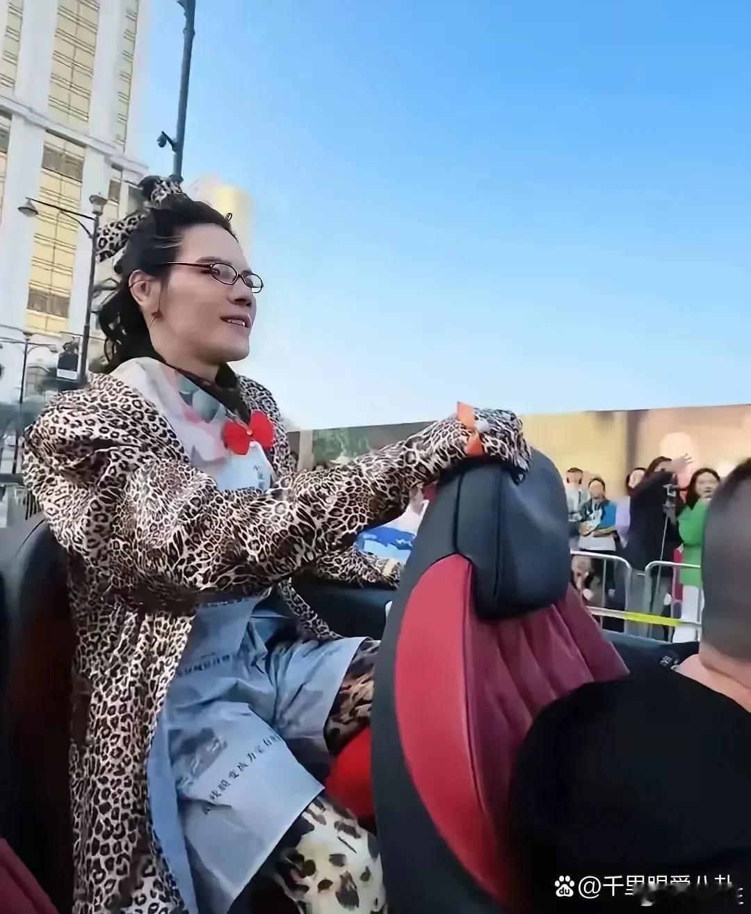 向佐是彻底放飞自我了，大家来评价一下他这身穿着怎么样？ 