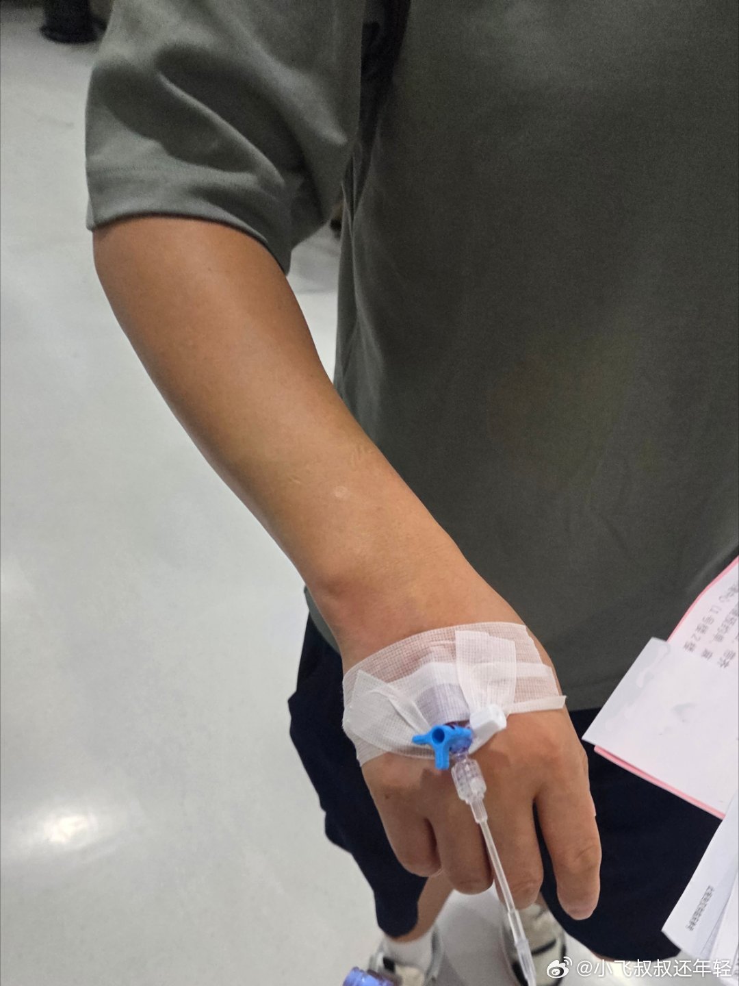 第一次来医院当大周的家属。大周在昏迷中被捅🌼了[阴险]～被医生单独叫去谈话的时