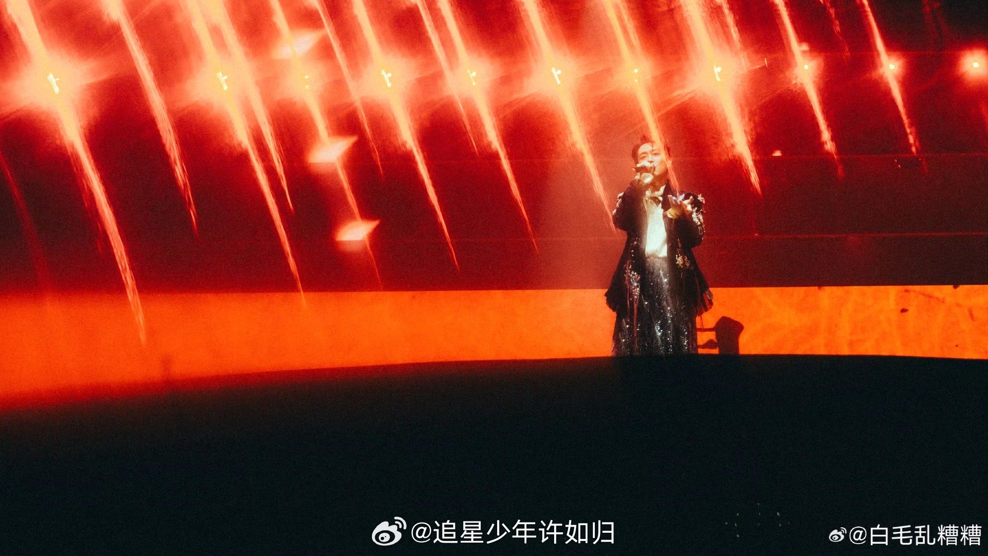 秦昊聊失声复健过程 谁懂啊！秦昊在首唱会上聊失声问题，之前担心到怕没法唱歌，说话