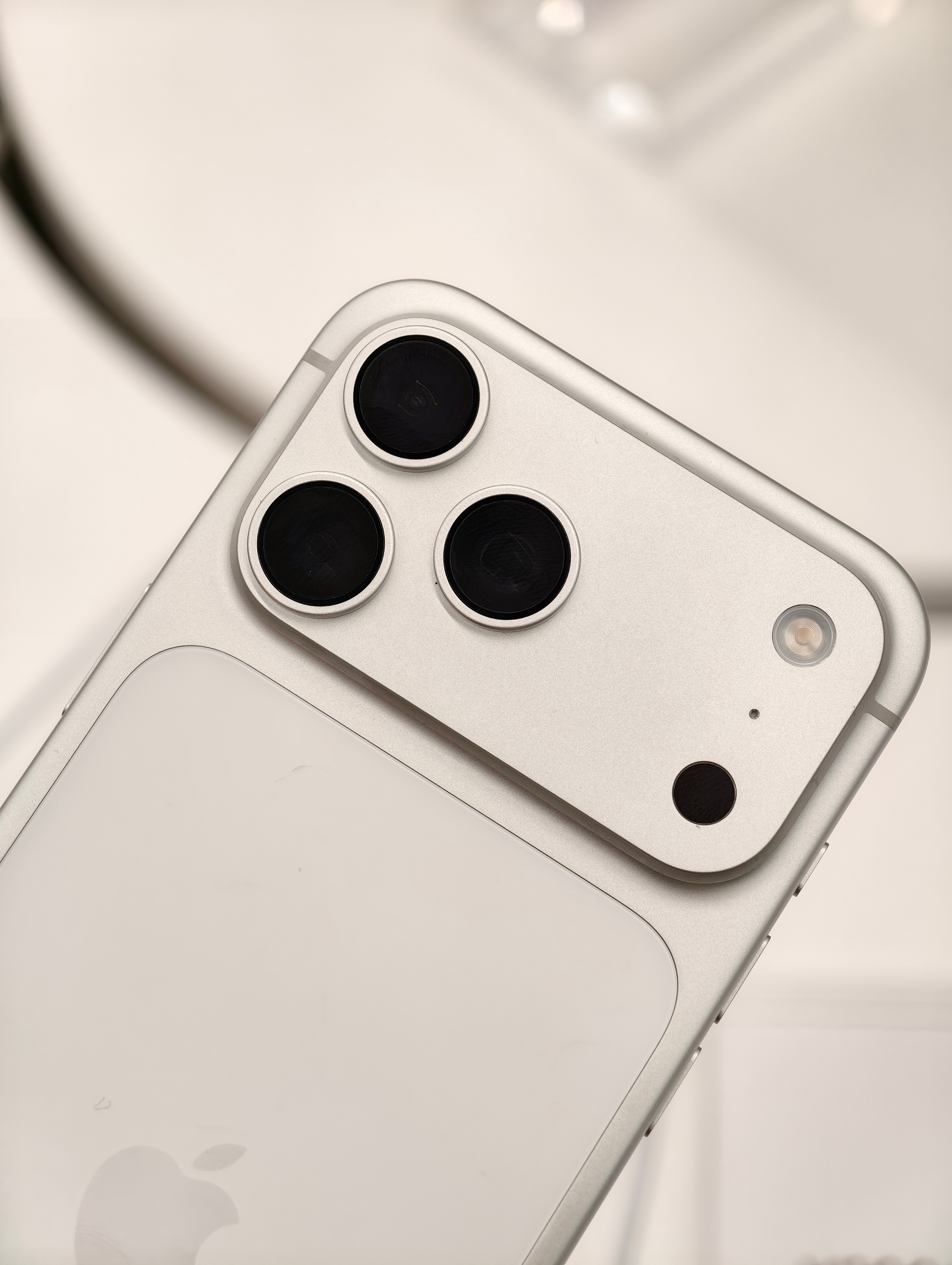 吐槽归吐槽，今年iPhone 17系列的升级确实蛮大，尤其是标准版在今年双十一拉