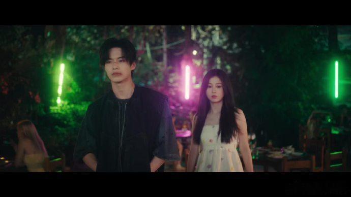 虞书欣这一脚直接把我踹成梦女 虞书欣的 “老公感” 真的绝了！在《双轨》里遇事冷