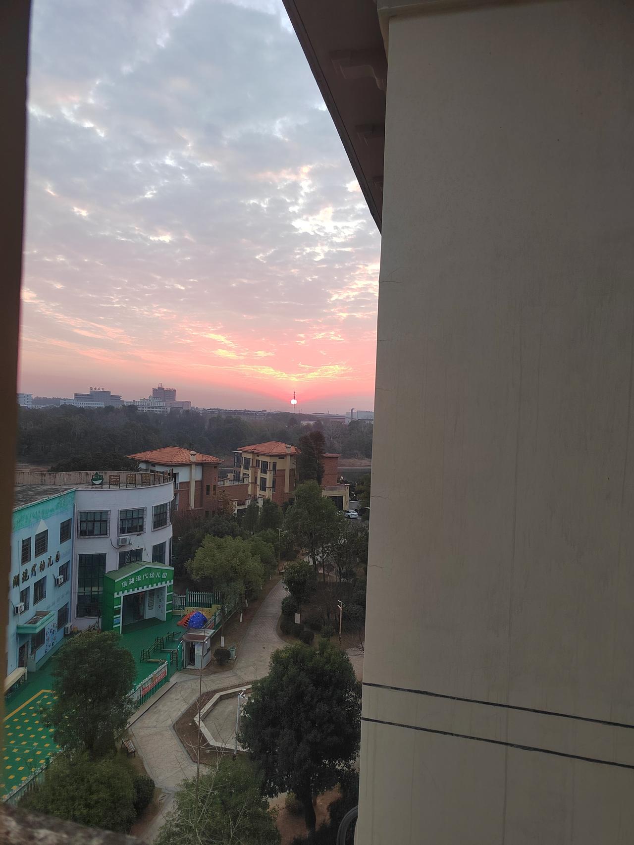 猜猜这是朝阳还是夕阳？

眼前的景象诗情画意，于是转身去房间拿手机出来拍摄。有时