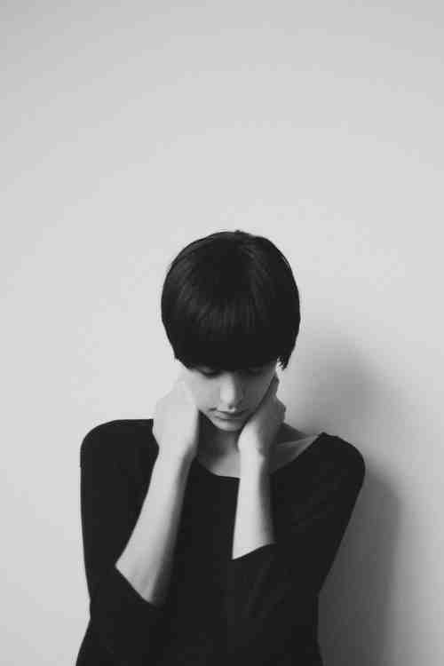 而死亡，像折断花朵一样摘去人的眼睛，却找不到我的眼睛…Und der Tod, 