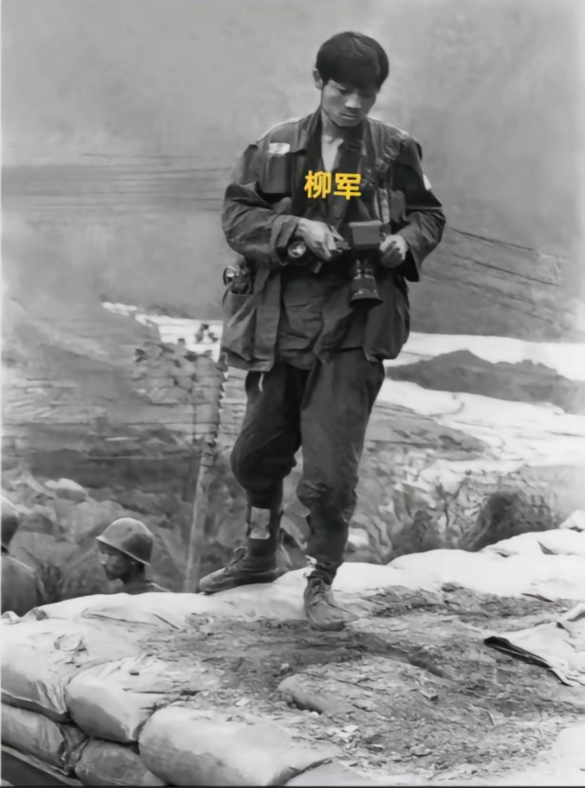 他是作品最多无人超越的战地记者柳军，去最危险的前沿捕捉灵感，参加突击队记录英雄印