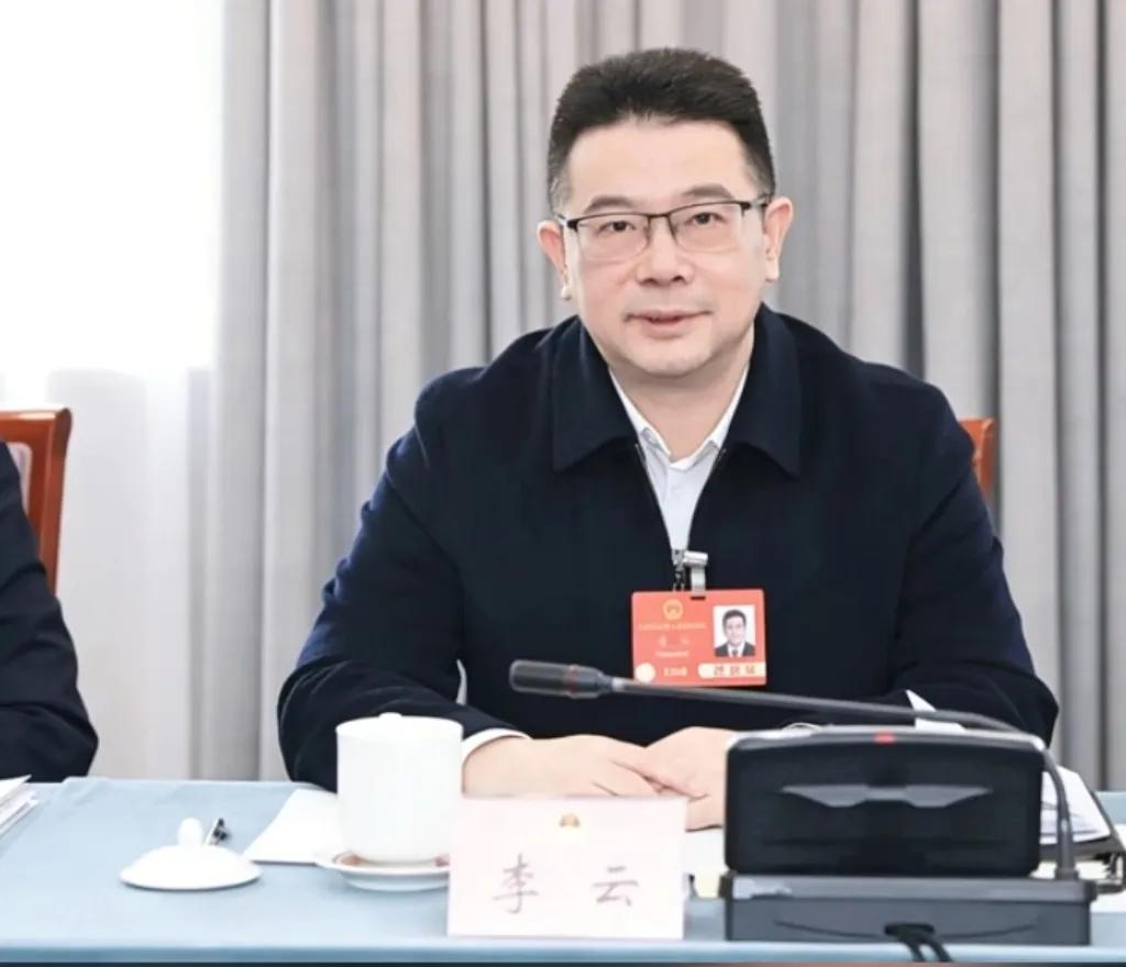 这就叫“现世报”来得太快就像龙卷风！

          前三天还在台上义正言