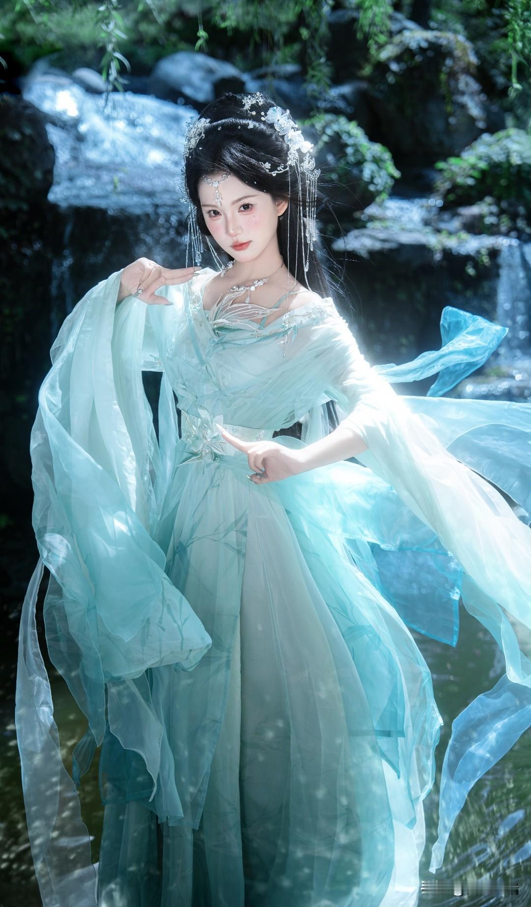 仙气缭绕的汉服仙女，在清澈溪流旁翩翩起舞。