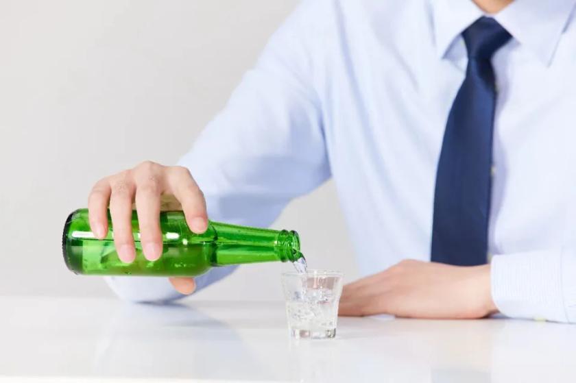 别再信“小酌养生”了！你喝的那口酒，肝脏正默默替你扛着呢！

昨天楼下张叔还跟我