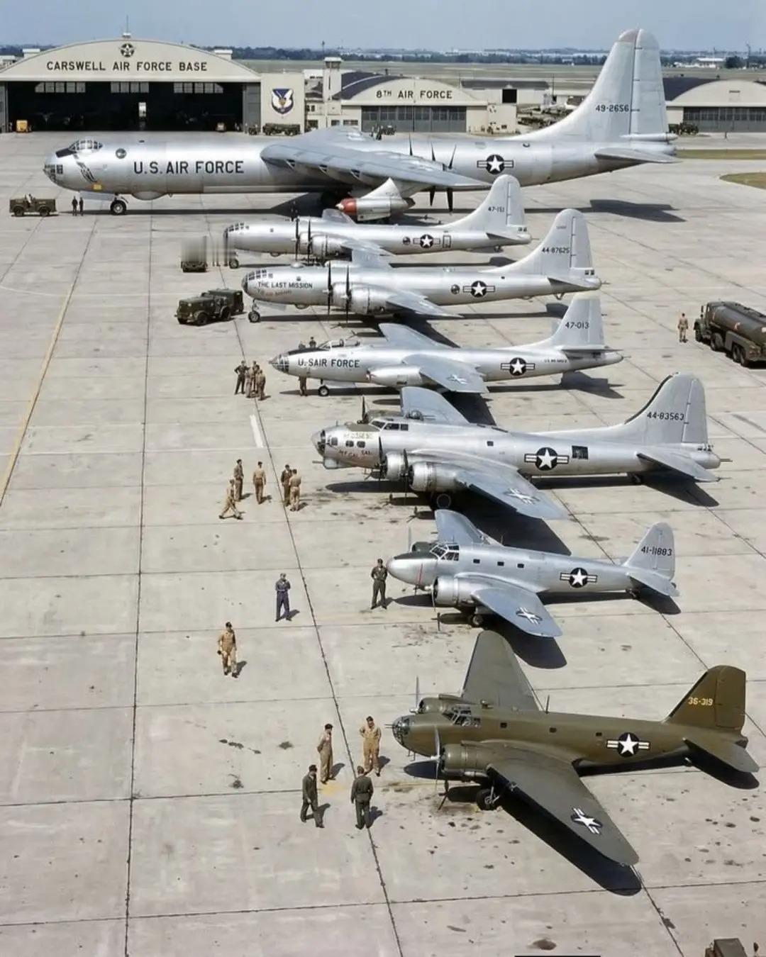 这张照片拍摄于卡斯维尔空军基地（Carswell AFB），展示了美国空军轰炸机