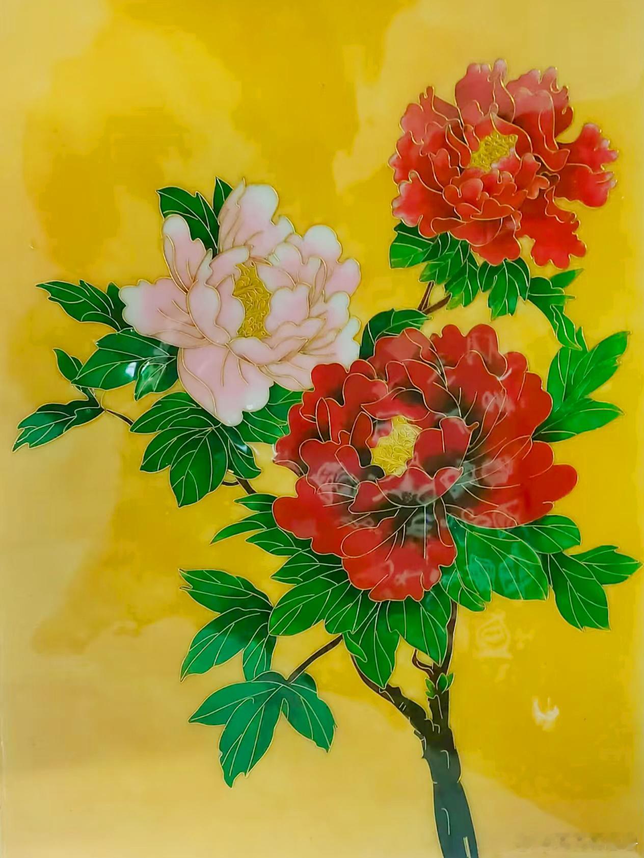 掐丝珐琅是中国传统工艺品，其制作一般在金、铜胎上以金丝或铜丝掐出图案，填上各种颜