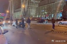 凤凰新闻【北京建国路发生交通事故，约10辆机动车受损】2025年12月19日17