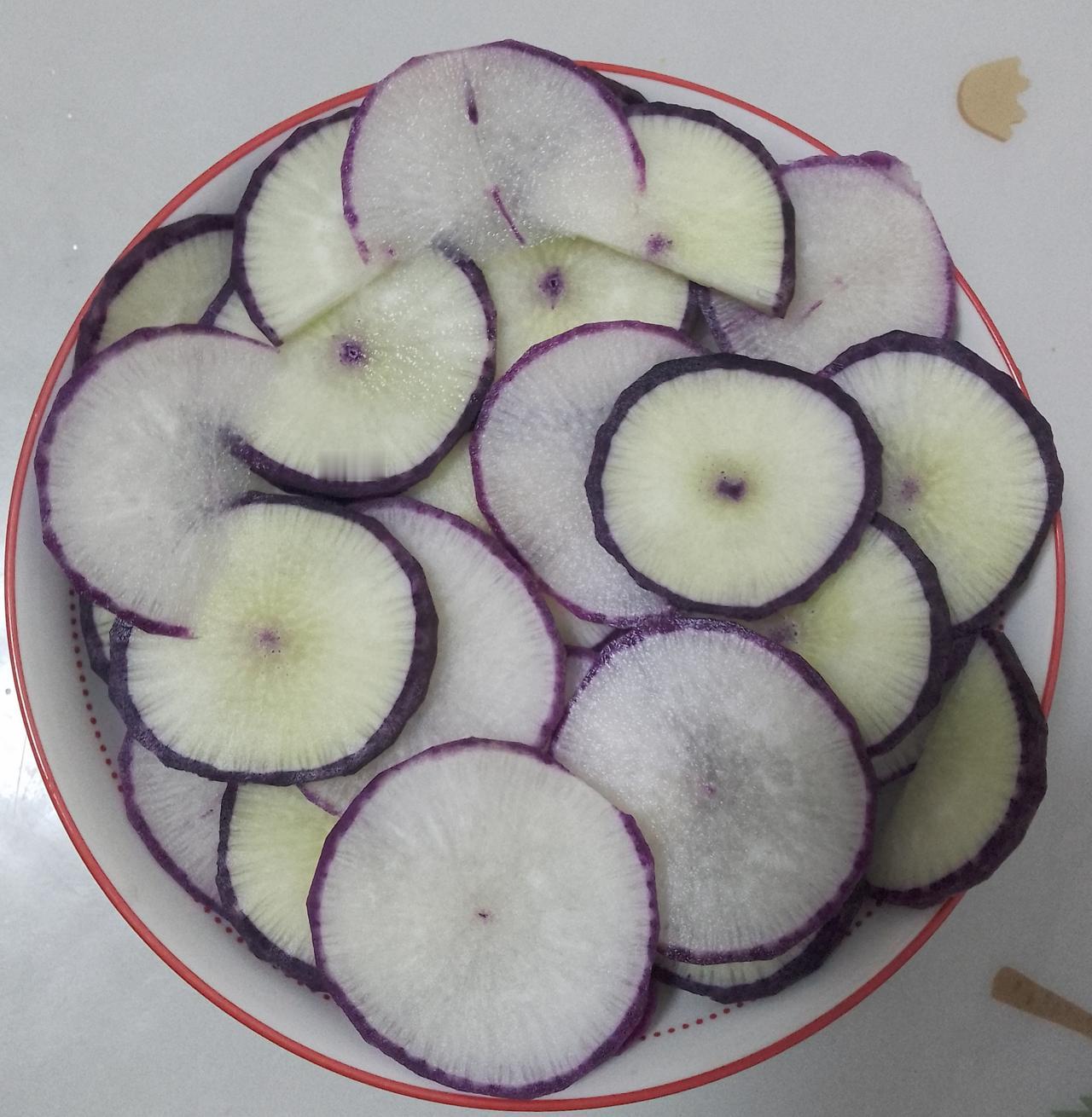 以前只知道有白萝卜，红萝卜，青皮萝卜，昨天逛沃尔玛超市发现有冰淇淋甜心萝卜，外皮