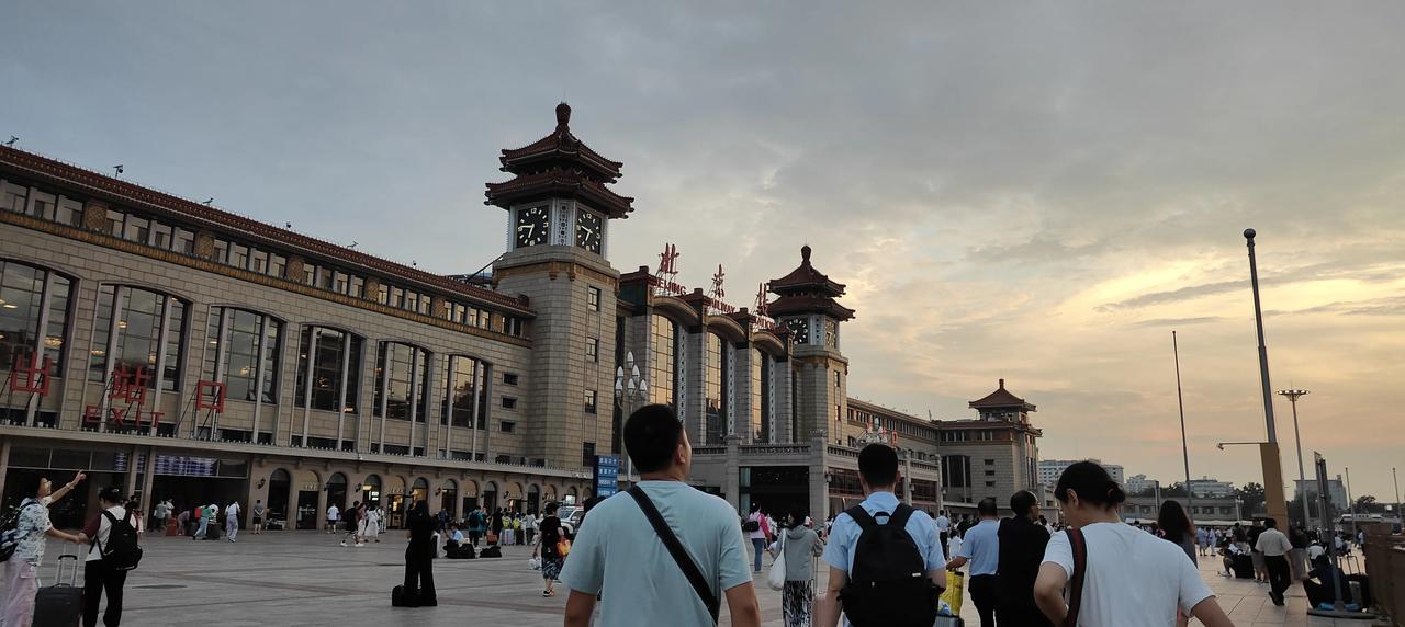 夕阳下的北京站，和以前没什么变化。广场上人真多。