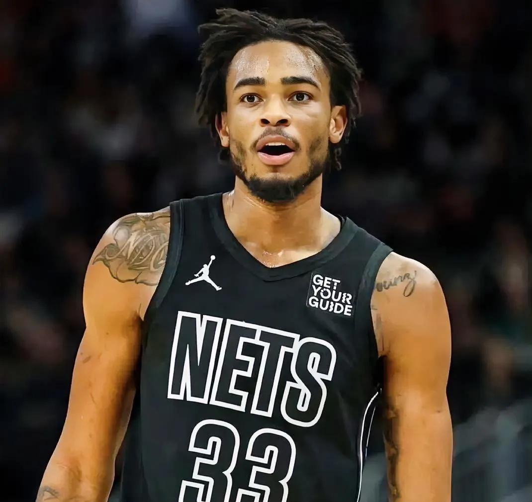 勇士目前来个年轻中锋很重要
队里一帮老人现在完全吃不消，吉米天天去冲抢篮板，格林