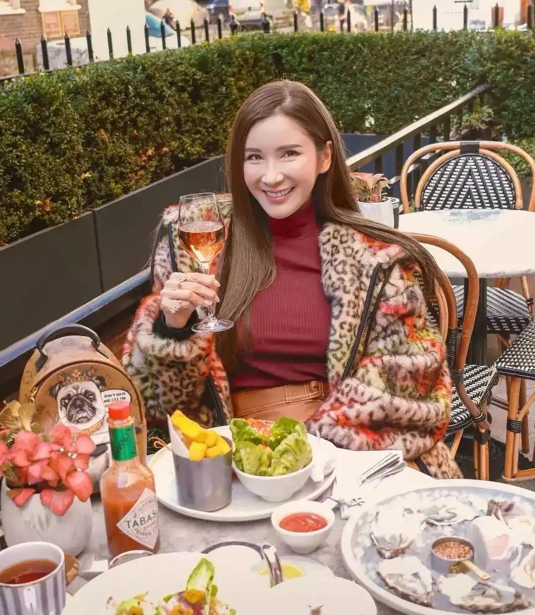 蔡欣颖本有着令人艳羡的豪门生活，丈夫是印尼富商，她尽享奢华。然而，发现丈夫背叛后