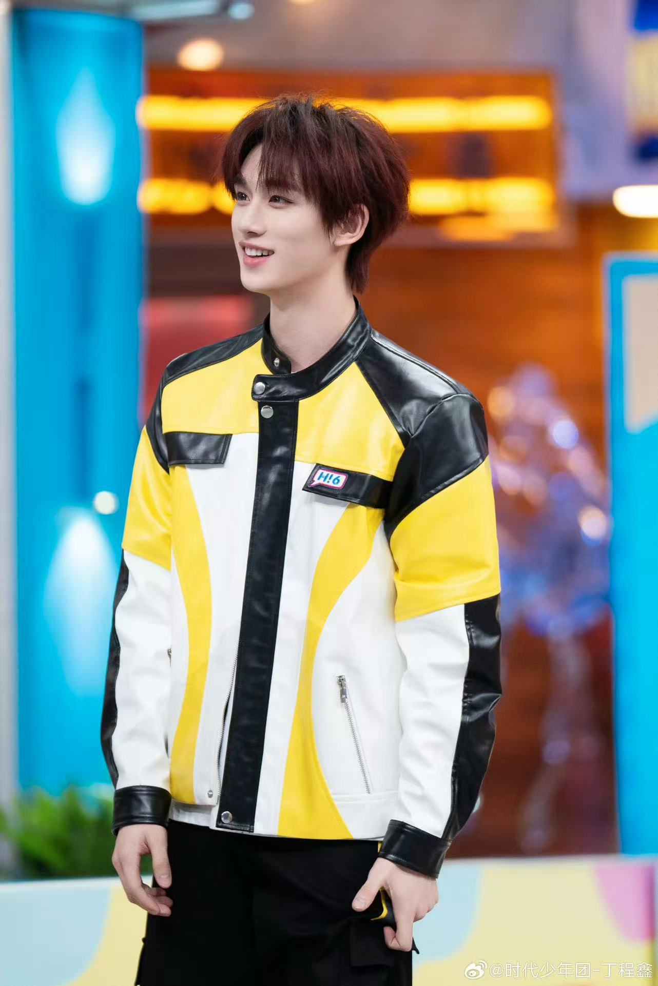 丁程鑫不是千里马也不是二维码丁程鑫黑黄夹克丁程鑫不是千里马也不是二维码，帅，哇哦