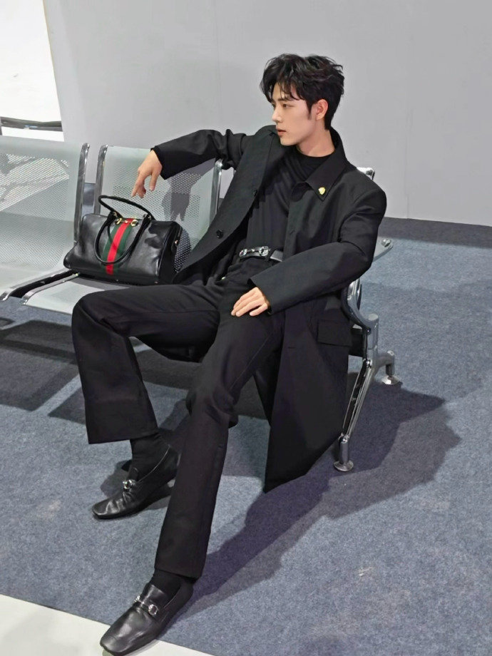 肖战保镖最萌体型差 Duang大的保镖瘦小的肖战 肖战保镖最萌体型差，Duang