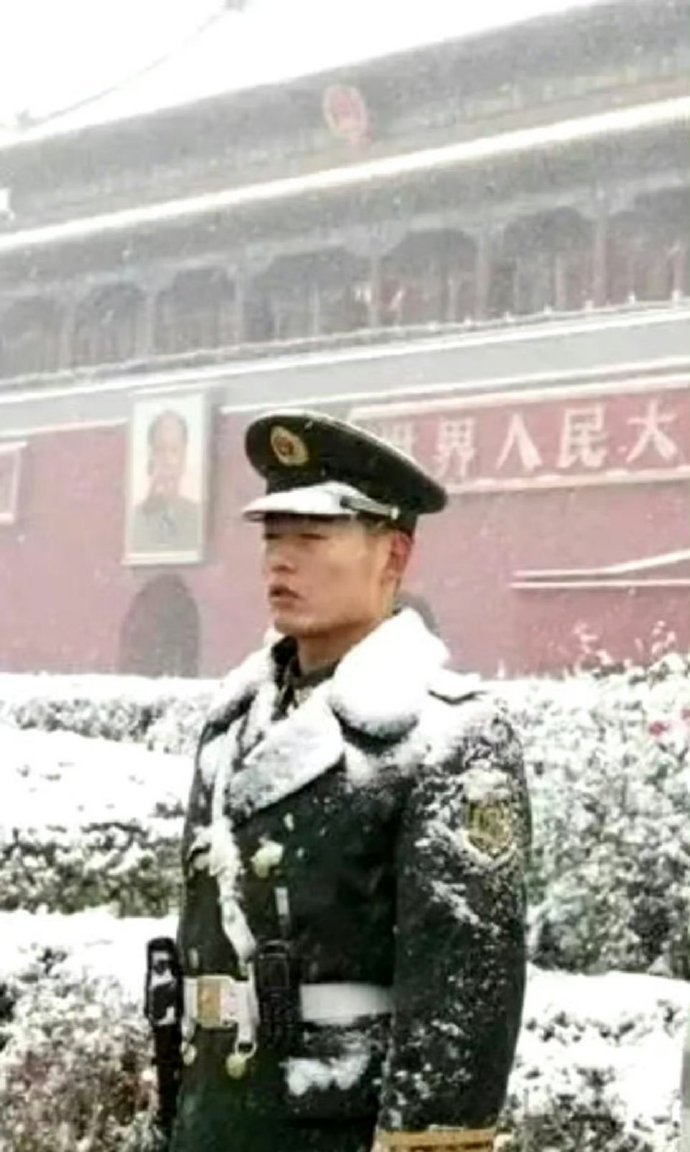 暴风雪中的兵哥哥，站如松，宛如雕塑一般，真正诠释中国军人铁一般的纪律和意志。 