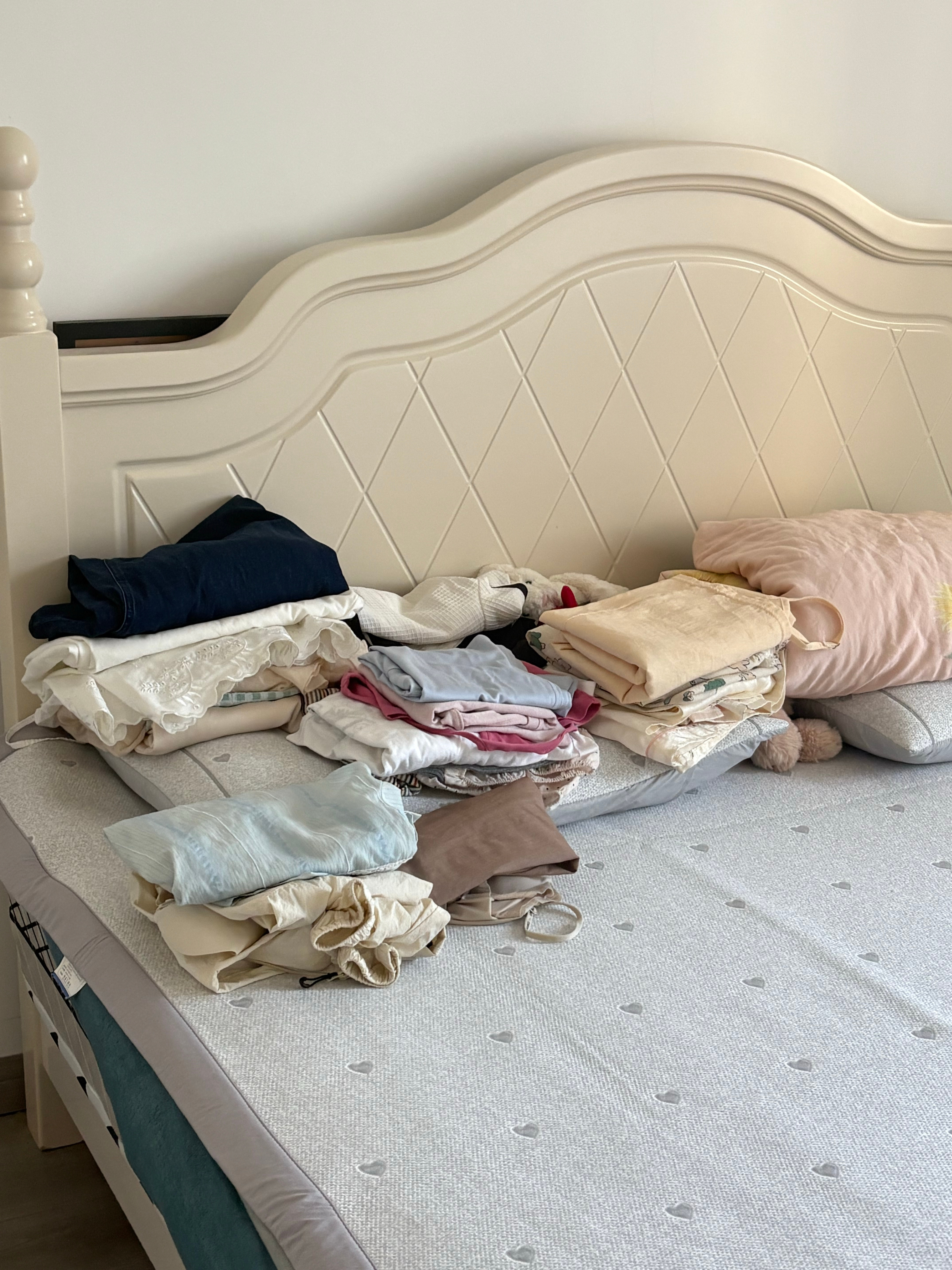 我妈真是天使来的今天特地来找我 我一回到家 床上乱七八糟的衣服都叠好放在一块 家