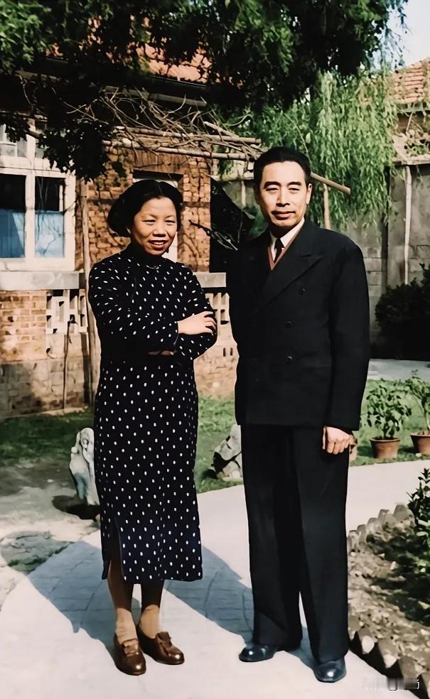 1962年夏，中央民族歌舞团在延吉市演出时，周总理和邓颖超突然出现在台侧的舞台监