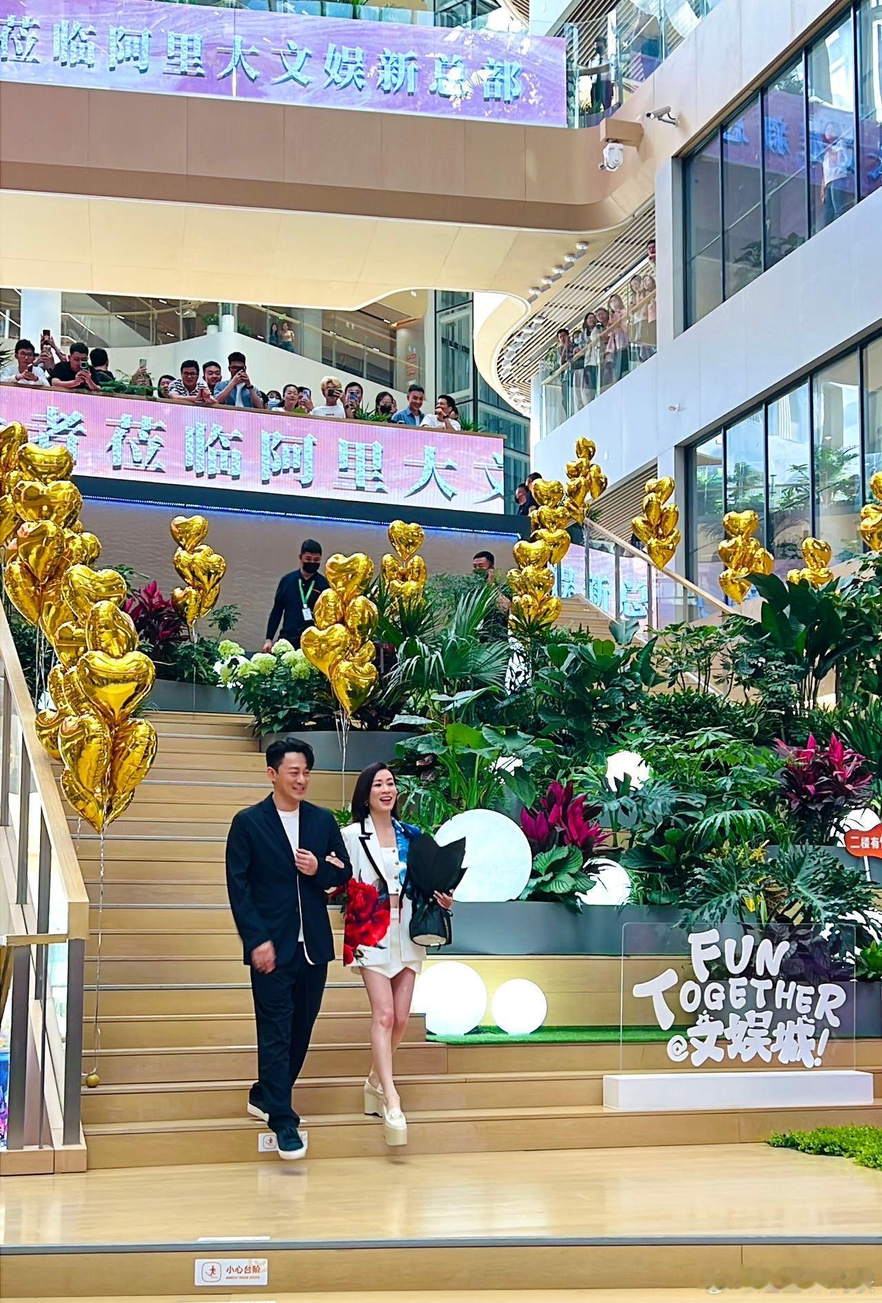 #林峯佘诗曼磕到就是赚到#仿佛来到了林峯佘诗曼的婚礼现场，他俩这个出场方式简直就