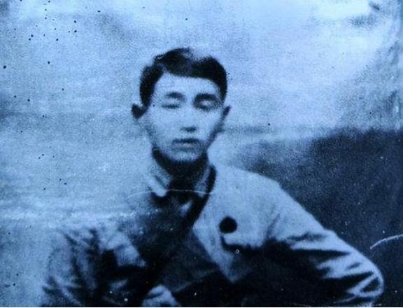 1974年，南京一名女护士在防疫站遇害，警方从她的体内取出了几根黄而泛白的毛发。