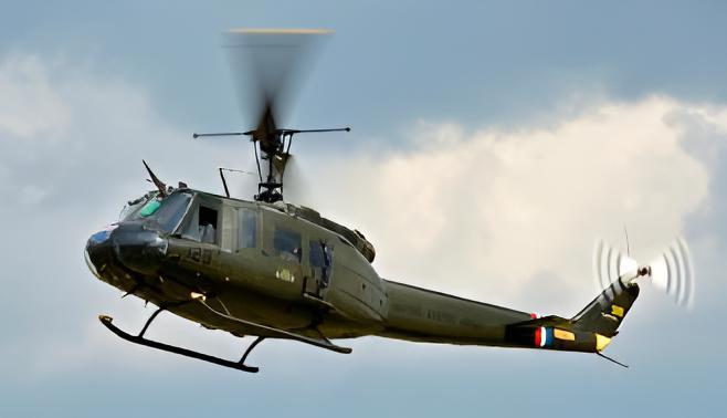 每天认识一件兵器 美国UH-1“伊洛魁”通用直升机UH-1是贝尔直升机公司研发的