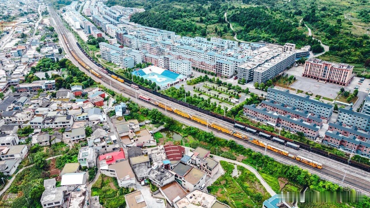 8月1日早上9点刚过，随着调度命令一下，沪昆铁路贵州段滥坝到双水区间机器轰鸣，2
