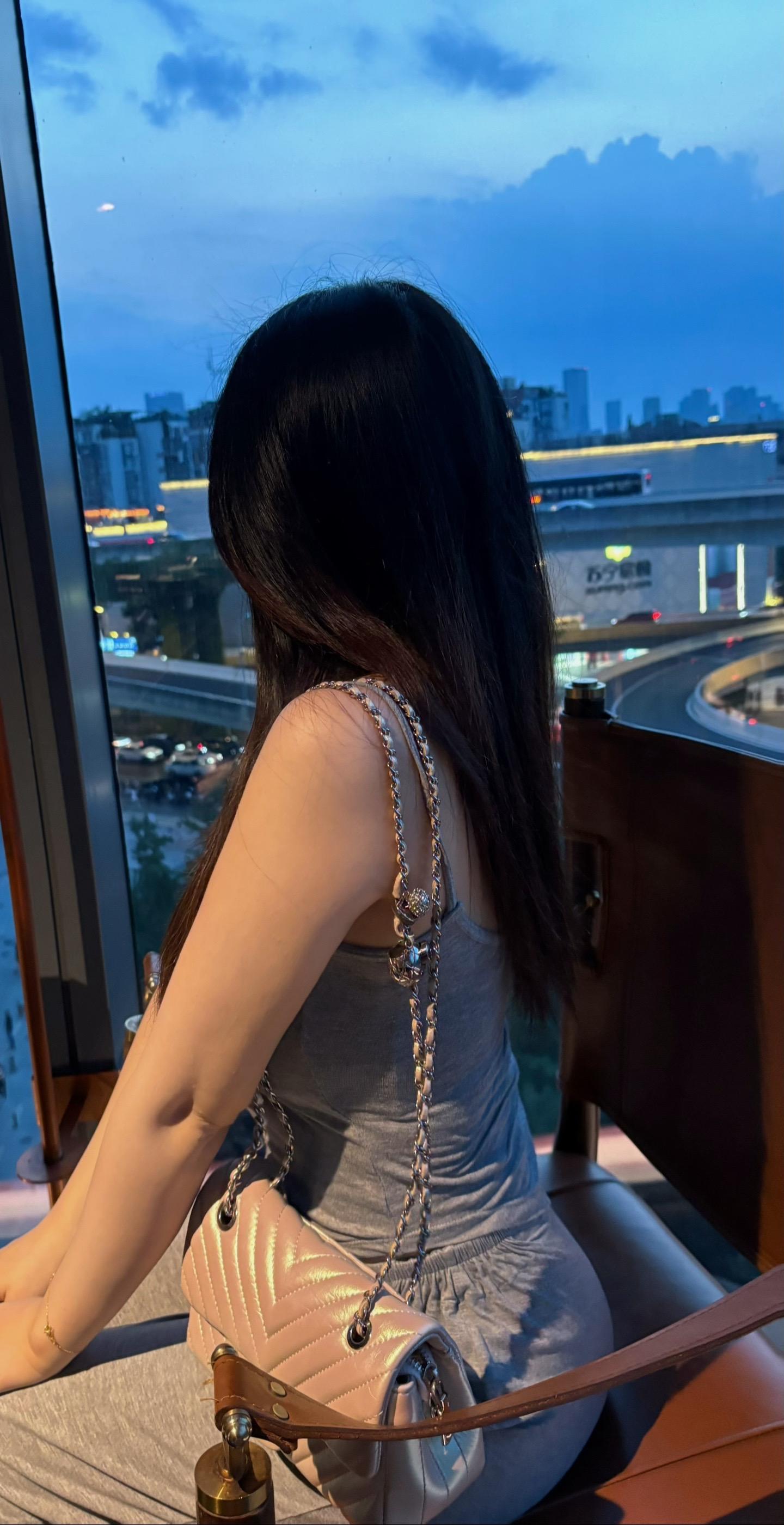 灵魂是一朵难养的花，无论年岁几何，若心有缺憾，请重新养自己一遍