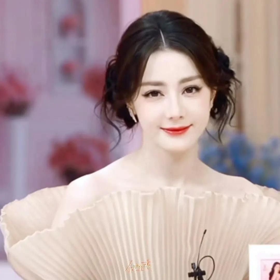 好久未露面的迪丽热巴，一出来直播就是10万人观看了，真的是名副其实的女顶流！
